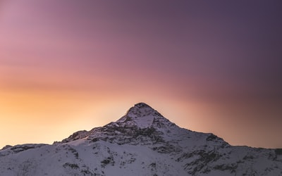 日落时雪山